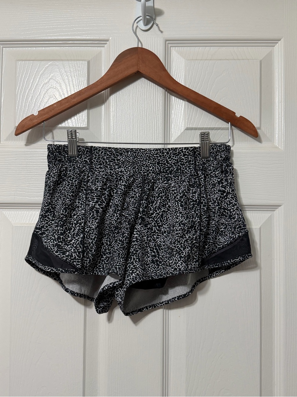 lululemon athletica hotty hot shorts II 2.5” size 8 euc